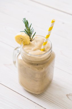 muz smoothies cam ahşap masa üzerinde