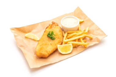 Balık ve cips beyaz arka plan üzerinde izole patates kızartması ile