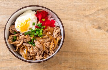 Yumurtalı domuz pirinci kasesi (Donburi) - Japon yemeği tarzı.