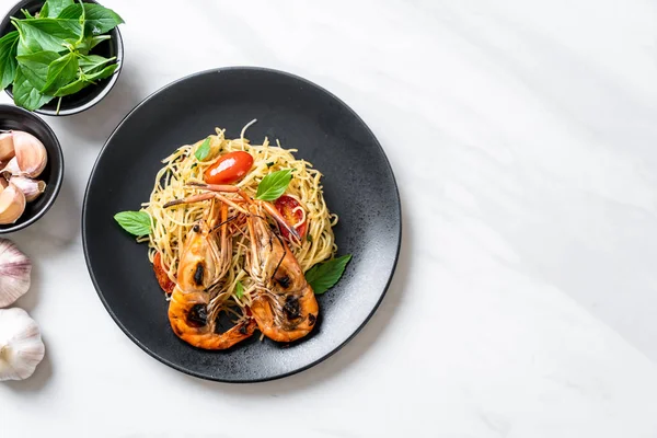 Spaghetti Fritti Con Gamberetti Grigliati Pomodori Stile Fusion Food Italiano — Foto Stock