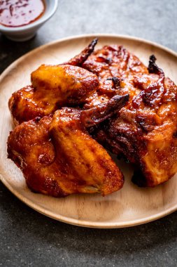 Masada ızgara ve ızgara tavuk.