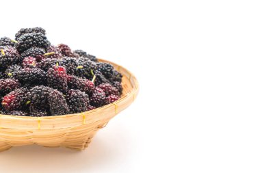 Beyaz arka planda izole edilmiş taze dut.