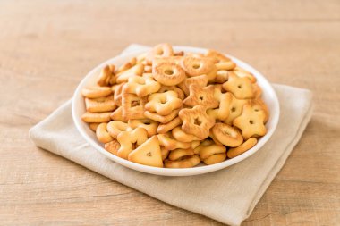 Kahveli bisküvi krakeri.