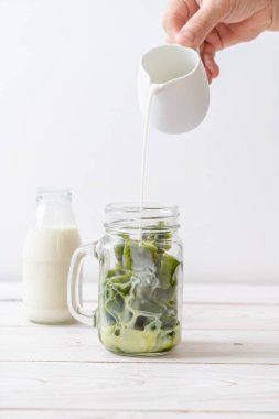 Matcha yeşil çay buzlu cam sütlü