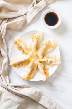 Japon gyoza 'sı ya da soya soslu hamur tatlısı.