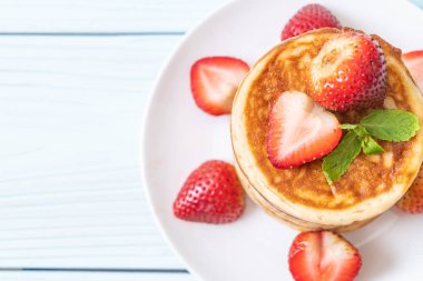 taze çilek ile sufle gözleme