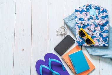 Gezgin, yaz tatili ahşap arka plan üzerinde erkek casual kıyafetler