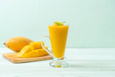 taze mango smoothies - sağlıklı yiyecek ve içecek konsepti