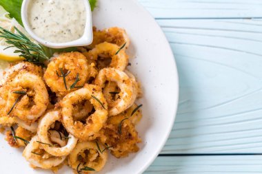 Kızarmış squids ve ahtapot (kalamar) soslu - sağlıksız gıdalar