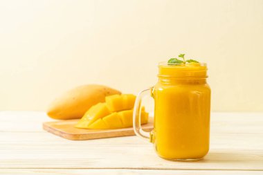 taze mango smoothies - sağlıklı yiyecek ve içecek konsepti