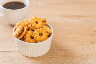 Hindistan cevizli bisküvi ve ananas reçeli.