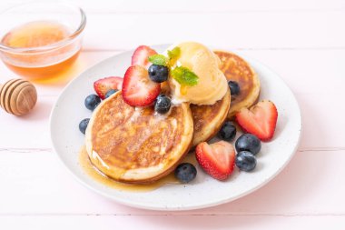 Yabanmersinli gözleme, çilek, bal ve vanilyalı dondurma.