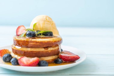 Yabanmersinli gözleme, çilek, bal ve vanilyalı dondurma.