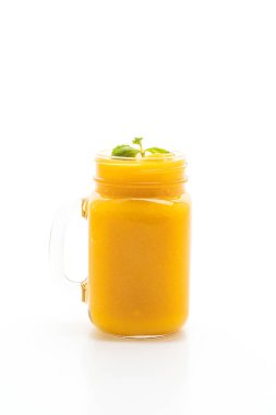 Beyaz arka plan üzerinde izole taze mango smoothies