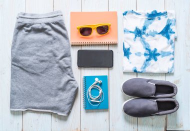 Gezgin, yaz tatili ahşap arka plan üzerinde erkek casual kıyafetler