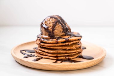 Çikolatalı dondurma plaka ile gözleme