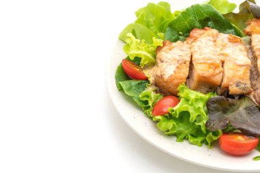 Beyaz arka plan üzerinde izole salata sebzeli ızgara tavuk