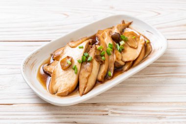 İstiridye soslu kızarmış kral istiridye mantarı. Sağlıklı, vejetaryen ya da vejetaryen yemek tarzı.