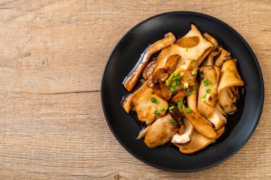 İstiridye soslu kızarmış kral istiridye mantarı. Sağlıklı, vejetaryen ya da vejetaryen yemek tarzı.