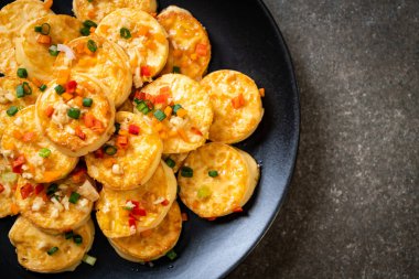 Sahanda yumurta yumuşak tofu sarımsak - sağlıklı, vegan ve sebze gıda tarzı