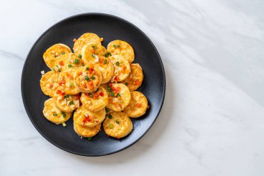 Sahanda yumurta yumuşak tofu sarımsak - sağlıklı, vegan ve sebze gıda tarzı