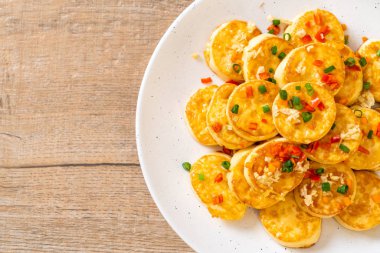 Sahanda yumurta yumuşak tofu sarımsak - sağlıklı, vegan ve sebze gıda tarzı