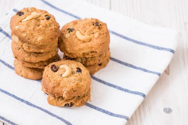 Kuru üzüm ve kavrulmuş kaşu fındık ile tatlılar