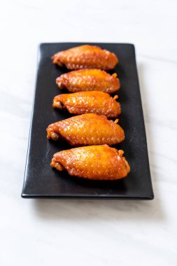 Barbekü tavuk kanadı sosu ile