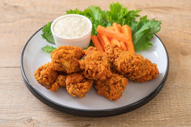 Sebzeli kızarmış tavuk kanadı.