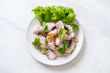 Soslu ve sebzeli haşlanmış balık sosu.