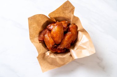 Barbekü tavuk kanadı sosu ile