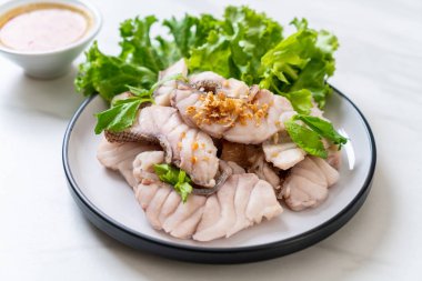 Soslu ve sebzeli haşlanmış balık sosu.