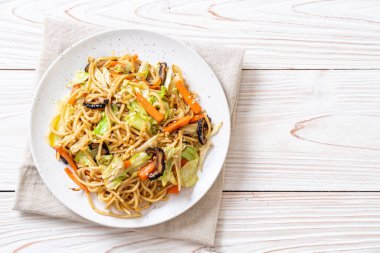 tavada kızartılmış yakisoba noodle sebzeli - vegan ve vejetaryen yiyecekler