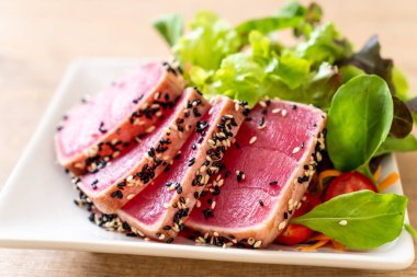 Taze ton balığı ve sebze salatası. Sağlıklı yemek.