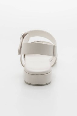 Kadınlar beyaz arka plan üzerinde izole sandalet deri