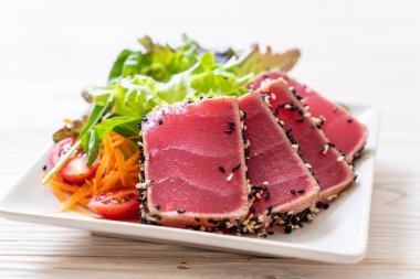 Taze ton balığı ve sebze salatası. Sağlıklı yemek.