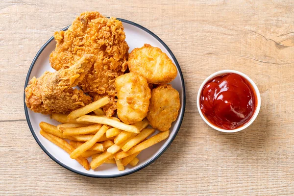 Pollo Fritto Con Patatine Fritte Pasto Pepite Cibo Spazzatura Cibo — Foto Stock