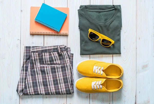 Men Casual Outfits Traveler Summer Holiday Wood Background — Stock Photo, Image