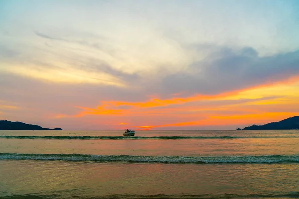 Τροπική Παραλία Ηλιοβασίλεμα Και Όμορφο Ουρανό — Φωτογραφία Αρχείου