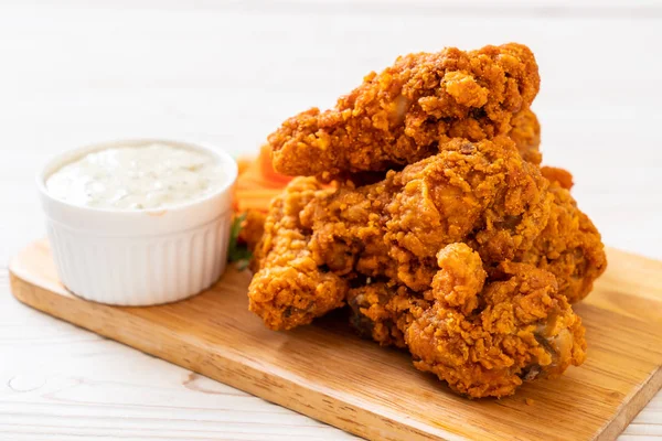 Fried Spicy Chicken Wings Vegetable — Stock Photo, Image