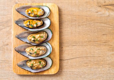 deniz ürünleri midye limon ve sarımsak ile