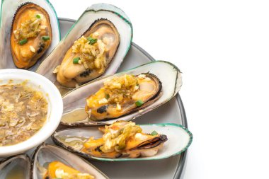 Baharatlı deniz ürünleri soslu midyeler beyaz arka planda izole edilmiş.