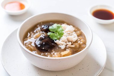 Yengeç kase kırmızı et suyu çorbası kızarmış balık Maw