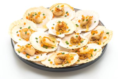 tereyağı ve beyaz arka plan üzerinde izole sarımsak ile ızgara tarak shell