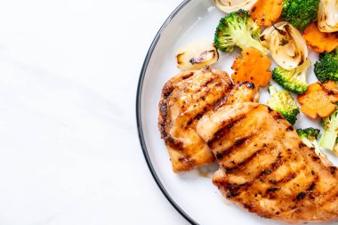 çukurunu tavuk göğsü biftek sebze (brokoli, havuç, soğan ile)