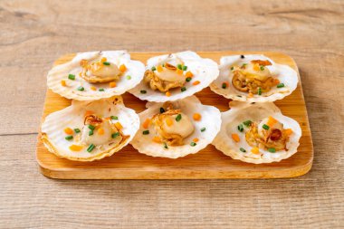 Kızarmış deniz tarağı, tereyağı ve sarımsak.