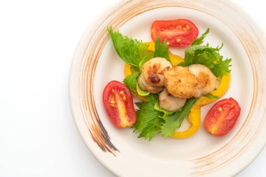 Beyaz arka plan üzerinde izole sebzeli ızgara tarak shell