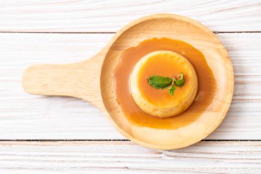 Naneli ev yapımı karamel kremalı puding.