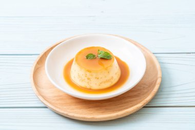 Naneli ev yapımı karamel kremalı puding.