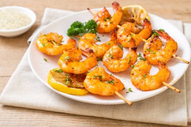 Limon - deniz ürünleri tarzı ile ızgara kaplan karides şiş